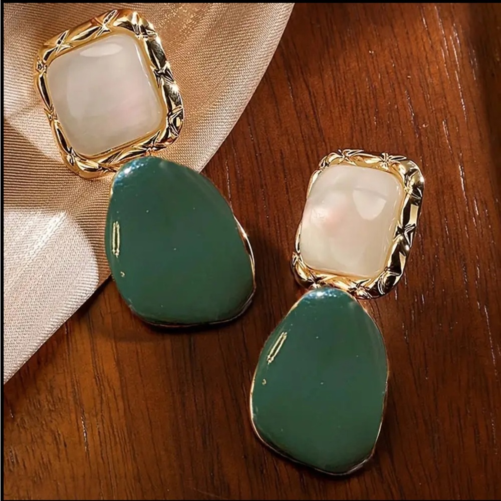 🌸 Elegant Gold Tone Green & White Translucent Geometric Resin Drop Earri…
